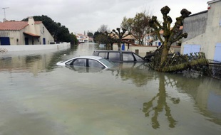 Des maisons et des rues inondées à La Faute-sur-Mer le 1er mars 2010 après le passage de la tempête Xynthia