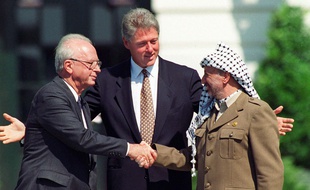 Le Premier ministre d'Israël Yitzhak Rabin serre la main au leader palestinien Yasser Arafat devant le président américain Bill Clinton le 13 septembre 1993 à Washington.