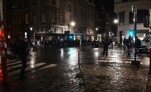 La police met en place un périmètre de sécurité à Bruxelles, le 22 novembre 2015