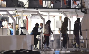 Les rescapés du naufrage d'une embarcation au large de la Libye arrivent au port de Catane, en Italie, le 20 avril 2015.