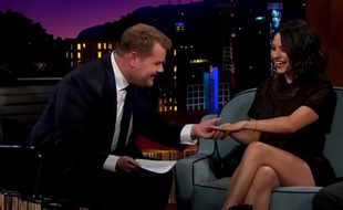 Mila Kunis montre son alliance dans l'émission américaine «The Late Late Show».