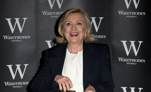 Hillary Clinton dédicace son dernier livre, «Le temps des décisions», à Londres, le 3 juillet 2014/.
