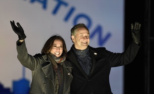Kamala Harris et son mari Doug Emhoff, à Philadelphie, le 2 novembre 2020.