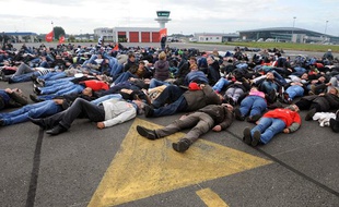 Des salariés de l'agroalimentaire ont bloqué l'aéroport de Brest, le 14 octobre 2013.