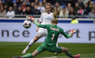 Portée par Eugénie Le Sommer, l'attaque de feu lyonnaise a terriblement fait souffrir le PSG en première mi-temps ce dimanche.