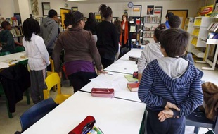 Le 20 mars 2012, des élèves du collège Georges-Brassens, à Paris, observent une minute de silence au lendemain du meurtre d'un enseignant et de trois enfants à Toulouse
