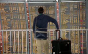 La grève lancée par un syndicat de contrôleurs aériens entraîne des perturbations "conformes aux prévisions", dans les aéroports parisiens d'Orly et de Roissy
