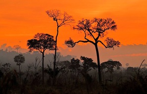 En août 2020, dans l’État de Para au Brésil, coucher de soleil sur fond de fumées provenant d’incendies illégaux