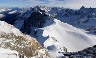 L'aiguille du Midi à Chamonix dans les Alpes françaises, le 23 décembre 2013