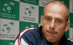 Arrivée seulement lundi soir à Moscou, l'équipe de France de Coupe Davis s'est entraînée pour la première fois mardi sur le court de terre battue du complexe Luzhniki où elle affrontera la Russie ce week-end en quarts de finale.