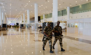 Des forces de sécurité patrouillent dans l'aéroport de Chennai en Inde.