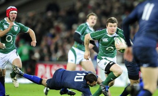 Brian O'Driscoll échappe à Lionel Beauxis, à Dublin, le 7 février 2009.