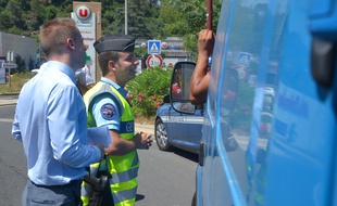 Les gendarmes en pleine opération de sensibilisation sur l'abaissement de la vitesse, ce dimanche, à Lodève.
