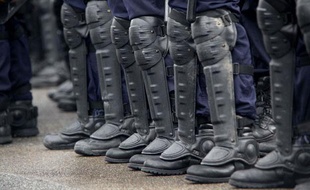 Les bottes d'une compagnie républicaine de sécurité (CRS) en février 2001.
