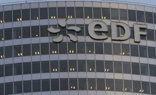 La tour EDF dans le quartier de la Défense à Paris.