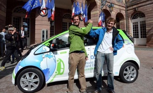 Ils ont rechargé leurs batteries dans le désert de Gobi ou des villages isolés de l'Ouest américain: deux ingénieurs français ont achevé lundi un tour du monde en voiture électrique, une aventure qui prouve selon eux que ce véhicule convient très bien à un usage quotidien.