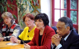 La ministre déléguée aux Personnes handicapées, Marie-Arlette Carlotti, a dit mardi vouloir lever les "points de blocage" concernant la mise en oeuvre du 3e plan autisme, face à l'impatience des familles qui dénoncent l'absence de changements concrets sur le terrain.