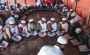 Des Rohingyas lors d'un enseignement religieux