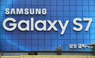 Panneau publicitaire pour le nouveau modèle de smartphone Samsung Galaxy S7, installé au centre de Séoul le 27 avril 2016