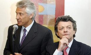 Dominique de Villepin, alors Premier ministre et Jean-Louis Borloo, alors ministre du Travail, à Maisons-Alfort (Val-de-Marne) le 31 mai 2006.