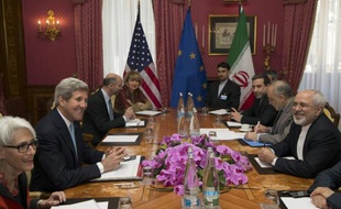 Le secrétaire d'Etat américain John Kerry et le ministre des affaires étangères iranien Mohammad Javad Zarif (d) le 18 mars 2015 à Lausanne