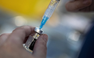 Une dose de vaccin Pfizer, illustration