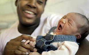 Rachel et sa fille Ysaline, premier bébé né en France d'une mère stérile après une auto-greffe de tissu ovarien, le 22 juin 2009.