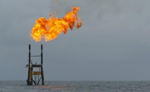 Une plateforme pétrolière était en feu dans le Golfe du Mexique vendredi matin, au large de la Louisiane, après un accident qui a fait au moins deux morts, selon les télévisions locales citant les gardes-côtes et des responsables locaux.