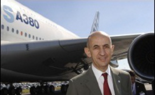 Le nouveau président d'Airbus Louis Gallois a annoncé mardi le maintien du plan de restructuration préparé par son prédécesseur Christian Streiff, avec des suppressions d'emplois à la clé, tout en s'efforçant de rassurer les personnels et ses partenaires allemands.