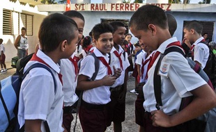 Des écoliers en uniforme, le 19 novembre 2010, à la Havane (Cuba).