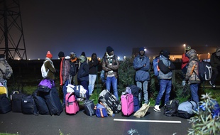 Des migrants font la queue pour quitter la «jungle» de Calais, le 24 octobre 2016.