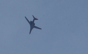 Un avion militaire survole la ville de Suruç, à la frontière turco-syrienne, le 9 octobre 2014.