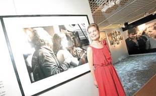 Sarah Biasini (en haut), la fille de l'actrice, ce lundi à Cannes.