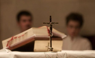 Les sons d'un orgue accompagnent la messe dominicale d'une petite communauté d'Albanais kosovars catholiques et se répandent sur les collines entourant leur village isolé du Kosovo où les chrétiens sont un îlot perdu au sein d'un océan musulman.