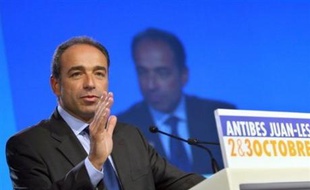"L'abstention, c'est pour moi la négation même de l'engagement politique", a déclaré M. Copé, qui avait plaidé pour un vote à l'unanimité la veille à l'Elysée devant le chef de l'Etat et les présidents des groupes parlementaires, dont Jean-Marc Ayrault (PS).
