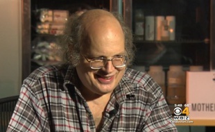 Dave Witlock, ingénieur en chimie, n'a pas pris de douche depuis plus de douze ans: il a créé un spray à base de bactéries pour assurer son hygiène.