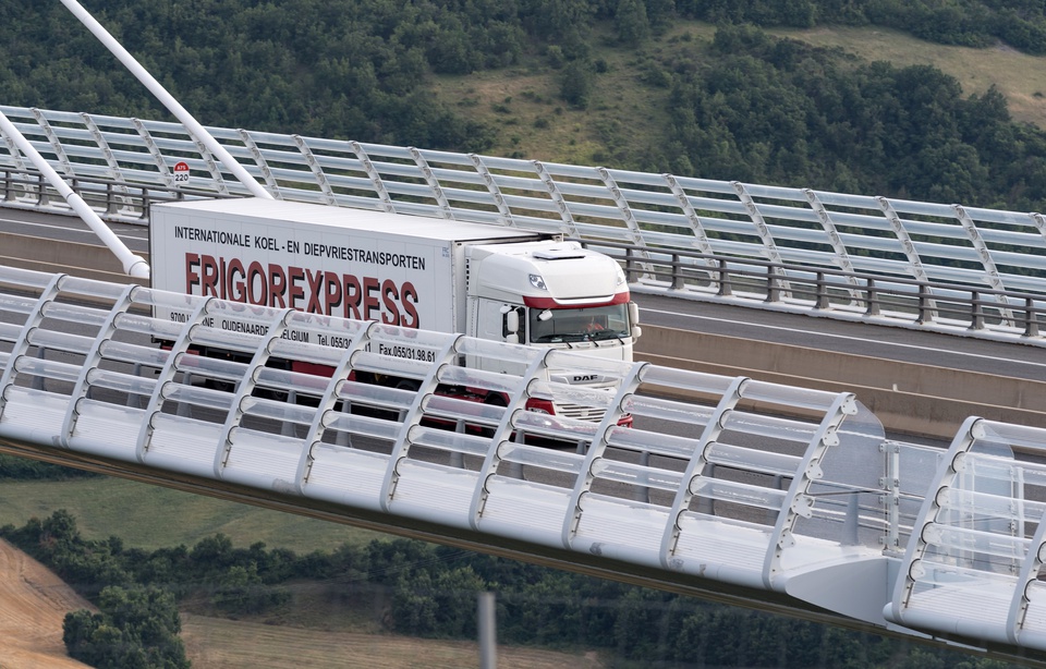 Le gouvernement travaille sur une «vignette» pour les camions étrangers 960x614_camion-franchit-viaduc-millau-a75