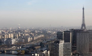 Les élus parisiens de gauche et de droite se sont émus mardi de la pollution qui sévit dans Paris et sa couronne depuis plusieurs jours, Denis Baupin (EELV) accusant le pouvoir de "non-assistance à personne en danger", l'UMP accusant au contraire la mairie de polluer plus.