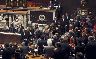 La députée Véronique Massonneau entre dans l'Assemblée sous les applaudissements le 9 octobre 2013