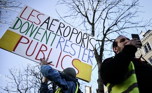 Des "gilets jaunes" protestent contre la privatisation d'Aeroports de Paris (ADP) devant l'Assemblée nationale, le 13 mars 2019.