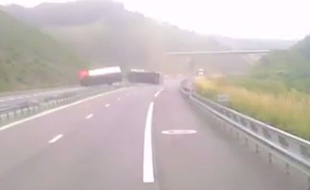 Le camion s'est couché sur l'autoroute le lundi 13 juin à 12h30.