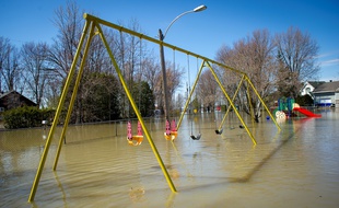 Rigaud, dans la banlieue de Montréal, est complètement inondée.