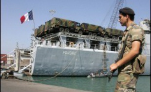 Tôt samedi, deux bateaux marchands sont entrés dans le port de la capitale libanaise, quelques heures après l'annonce de la levée du blocus imposé par l'Etat hébreu depuis le 13 juillet.