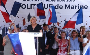 Marine Le Pen entourée de drapeaux français, à Brachay, le 3 septembre.