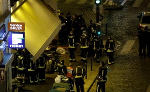 Des secours et des policiers dans les rues de Paris après les attaques, le 13 novembre 2015