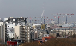 Des grues et immeubles en construction dans le nord-est de Paris le 19 mars 2014