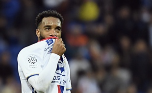 Alexandre Lacazette et les Lyonnais n'en reviennent pas. Les revoilà en crise comme en fin d'année 2015.