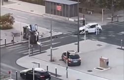 Une vidéo de policiers pris à partie après leur accident devient virale sur