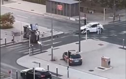 Une vidéo de policiers pris à partie après leur accident devient virale
