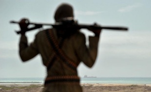 Face aux dangers pour les équipages et aux fortunes dépensées en rançons pour faire libérer les bateaux piratés au large de la Somalie, des experts et industriels français élaborent un "navire du futur" truffé de pièges et de défenses non-létales pour repousser les assaillants.
